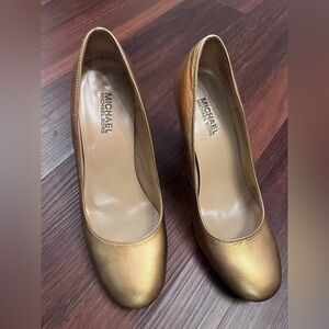 Michael Kors Pumps Gold Leather Round Toe Block Heel Slip On Shoes Size 7.5